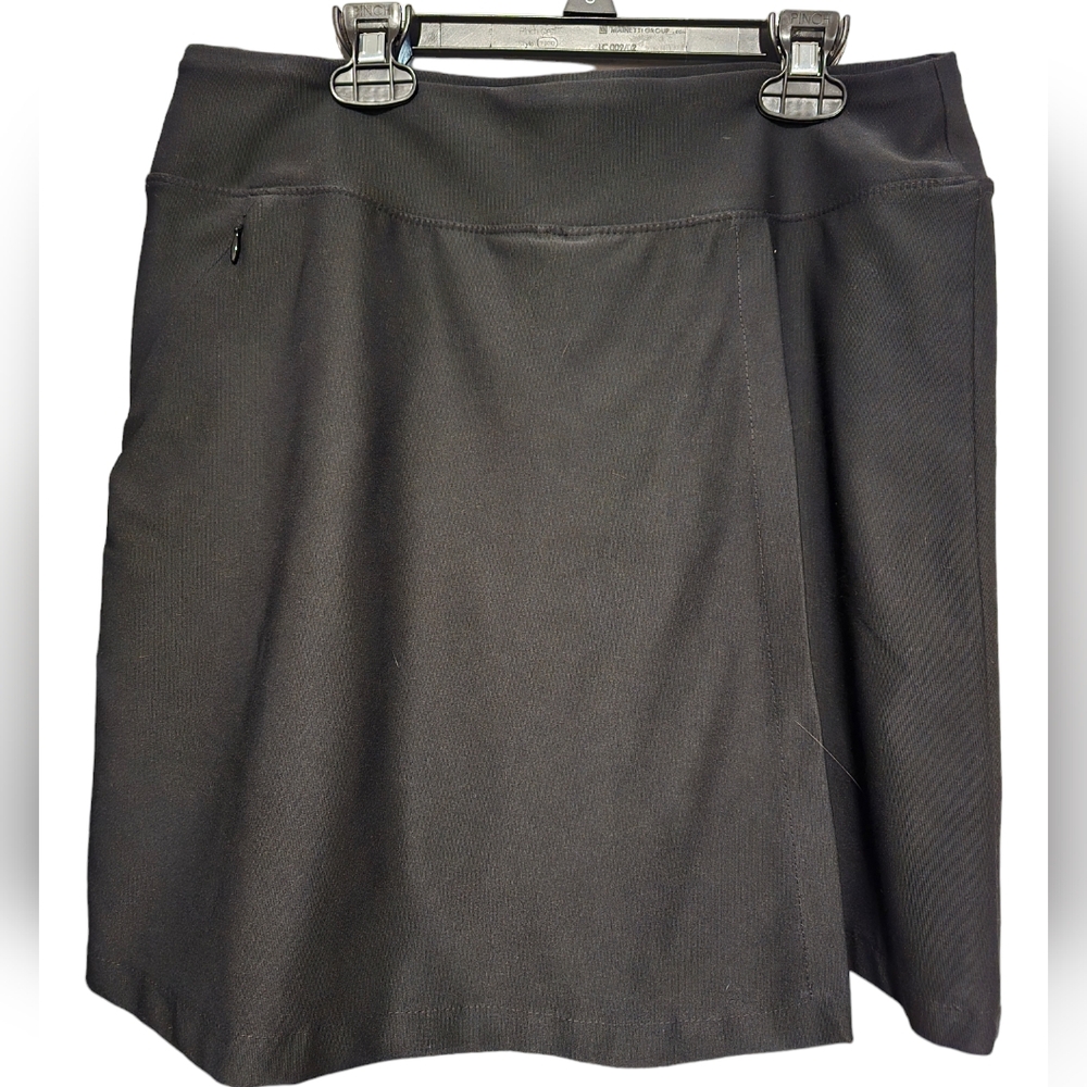 LL Bean black women's skort. Size S. EUC. 88% poly, 12% spandex.